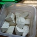 Feta eingelegt - Rebecca Siegel Feta - Salted and draining - Rebecca Siegel - flickr - CC BY 2.0