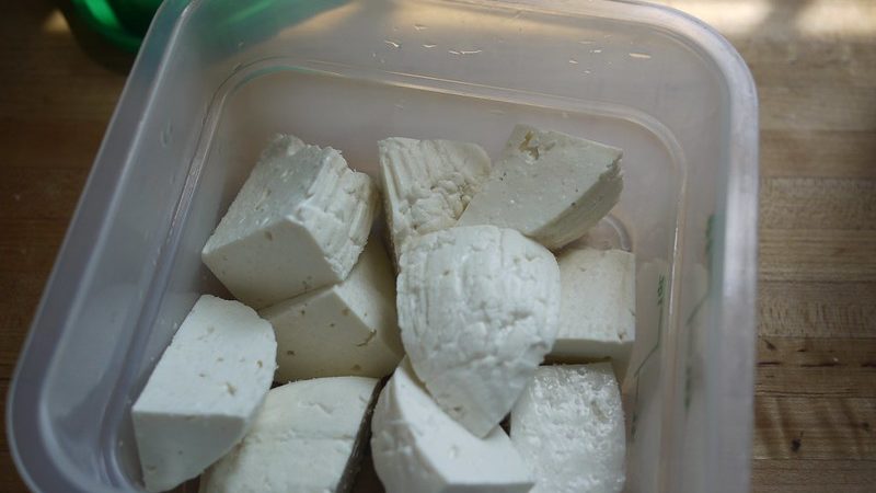 Feta eingelegt - Rebecca Siegel Feta - Salted and draining - Rebecca Siegel - flickr - CC BY 2.0