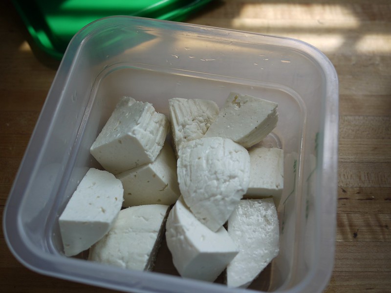 Feta eingelegt - Rebecca Siegel Feta - Salted and draining - Rebecca Siegel - flickr - CC BY 2.0